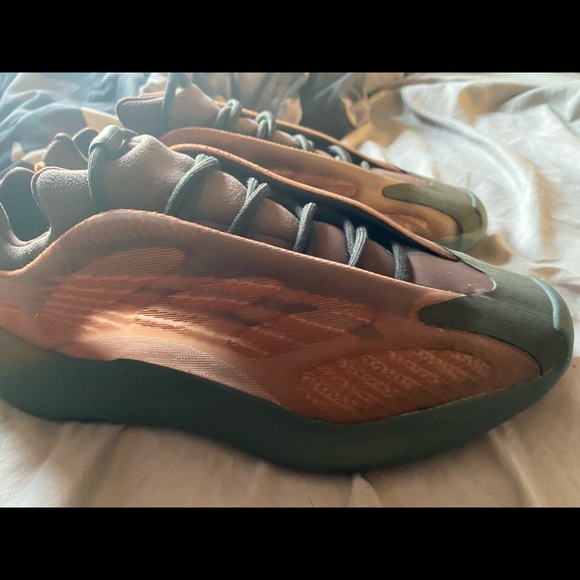 Yeezy 700 copper fades - Picture 3 of 5
